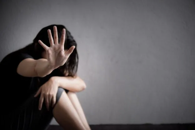Mujer con signo detener abuso